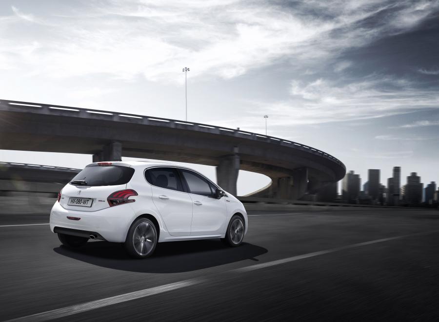  Peugeot 208 GT Line 5-Door 2015 года  (фото 5 из 20)